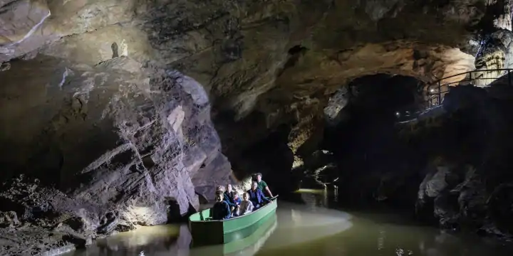 Vaar met een bootje door de grotten