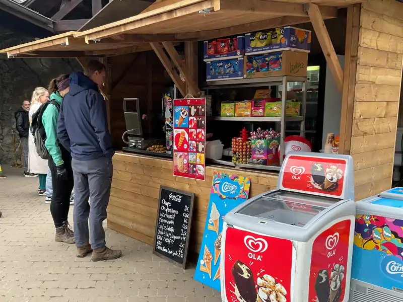 Chalet met snacks bij de uitgang van de grotten van Remouchamps