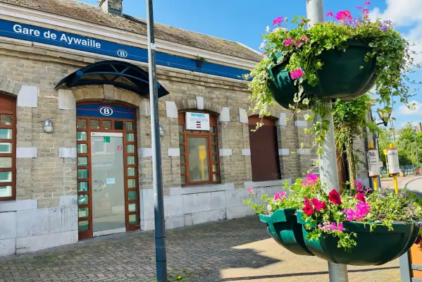 Het station van Aywaille ligt heel dicht bij de grotten van Remouchamps